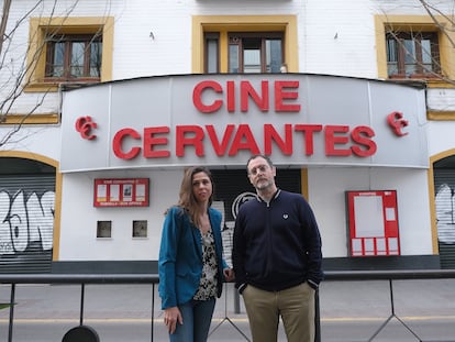 Rafael Jurado y Marta Maldonado, los impulsores de la plataforma "Cervantes es cine" frente a la sala que quieren reabrir, en Sevilla.