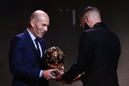 Zidane entrega este martes el Balón de Oro a Benzema durante la ceremonia celebrada en el teatro Chatelet de París. 