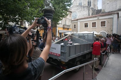 Expectació mediàtica després de l'arribada dels primers operaris.