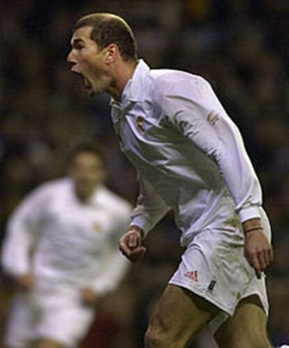 En la imagen, Zidane celebra el segundo gol del Real Madrid contra el Deportivo de La Coruña.