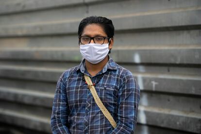 Alex Yampis (23) frente a un mercado en Ceres, distrito de Vitarte, al este de Lima.