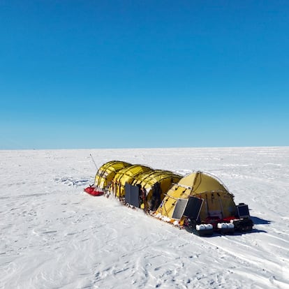 El trineo de viento inventado por Ramón Hernando de Larramendi 'navegando' por el desierto helado de Groenlandia.