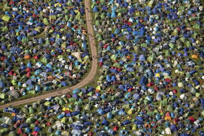 AVista aérea de las tiendas de campaña del festival Glastonbury 2019, en Worthy Farm, Somerset, Inglaterra. El festival de artes escénicas y música se inauguró oficialmente este miércoles, transformando la granja de Somerset en una ciudad para miles de personas.