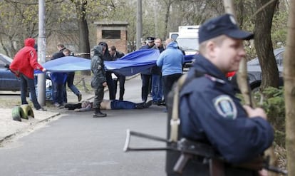 La policia cobreix el cos d'Oles Buzina.