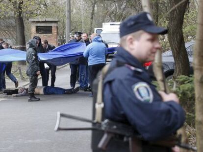 La polic&iacute;a cubre el cuerpo de Oles Buzina.