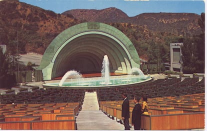 Las fuentes en funcionamiento del Hollywood Bowl, en 1953.