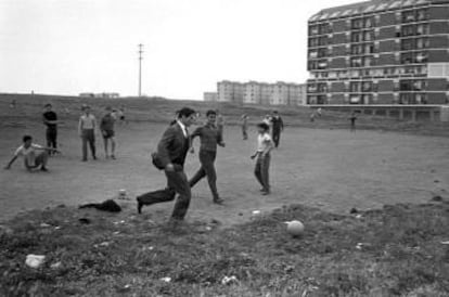 Pasolini (centro), jugando al fútbol en Roma en una imagen sin datar.