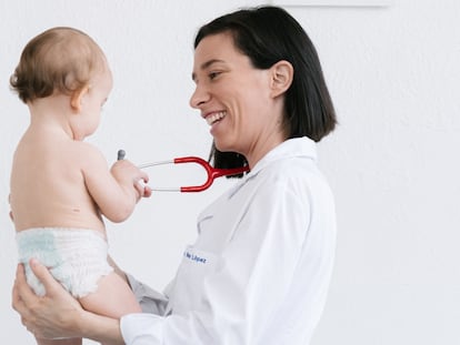La pediatra Mar López afirma que los padres siguen consultando principalmente por los mocos y la tos, así como por la fiebre, sobre todo en bebés.