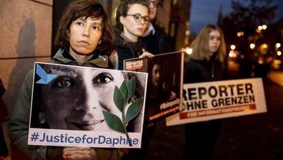 Varias personas se manifiestan por justicia en el asesinato de Daphne Caruana Galizia, el pasado 16 de octubre.
