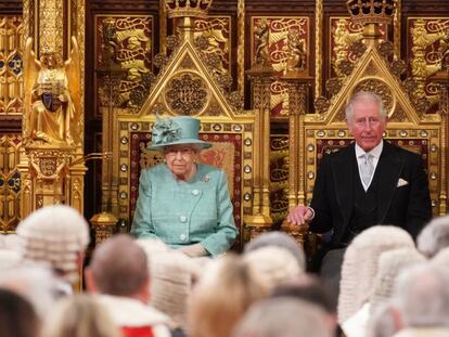 La reina Isabel II y el príncipe Carlos, en el Parlamento británico, el jueves.