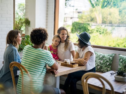 Un grupo de amigos y una niña en una cafetería.