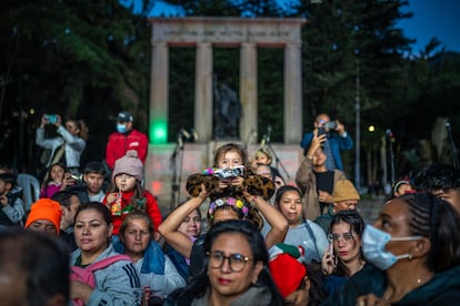 Varias personas observan la comparsa navideña frente al restaurado monumento a Rafael Uribe Uribe.