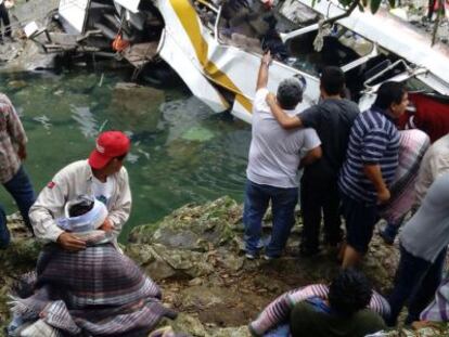Tareas de rescate de los supervivientes en el accidente de Veracruz.