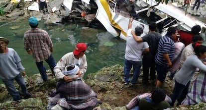 Tareas de rescate de los supervivientes en el accidente de Veracruz.