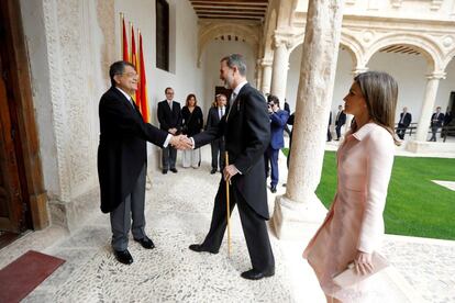 El escritor nicaragüense Sergio Ramírez saludo al rey felipe VI en presencia de la reina Letizia.