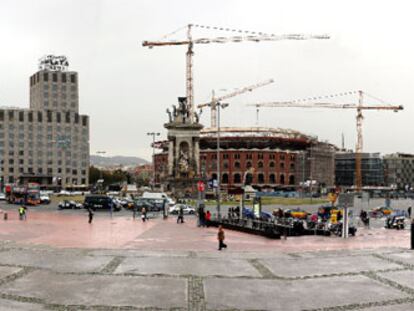 Panorámica de la plaza de Espanya, con la comisaría de los Mossos (a la derecha) en construcción.