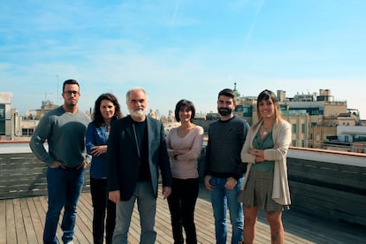 Jordi Griful, cofundador y consejero delegado de Quantion, con parte del equipo en su oficina de Barcelona.