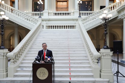 El secretario de Estado de Georgia, Brad Raffensperger, durante una rueda de prensa celebrada en Atlanta el 6 de noviembre de 2020 para informar sobre la evolución del escrutinio de las elecciones presidenciales.