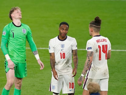 Los jugadores ingleses Jordan Pickford, Raheem Sterling y Kalvin Phillips se lamentan tras la derrota de Inglaterra en la Eurocopa de 2021.