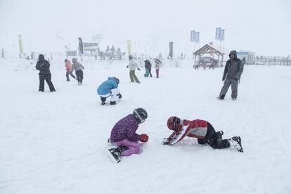 Los niños disfrutan estos días de la nieve recién caída en las pistas de Formigal.