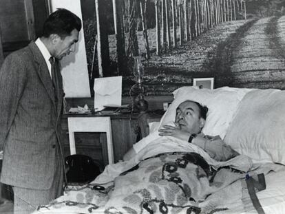 Pablo Neruda y su secretario, Manuel Araya, en un hospital.