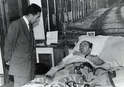 Pablo Neruda y su secretario, Manuel Araya, en un hospital.