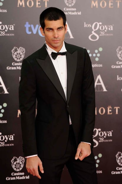 Rubén Cortada con traje de Giorgio Armani.