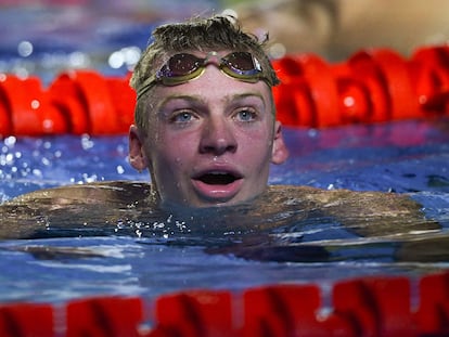 Léon Marchand en el agua tras ganar la final de 400 estilos en Budapest.