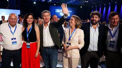 Desde la izquierda, Miguel Tellado, Isabel Díaz Ayuso, Alberto Núñez Feijóo, Cuca Gamarra, Fernando López Miras y Alfonso Mañueco.  foto de Álvaro García