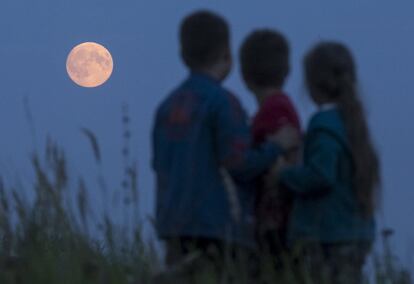 Uns nens miren la lluna a Poixupovo, a la regió de Ryazan, Rússia.