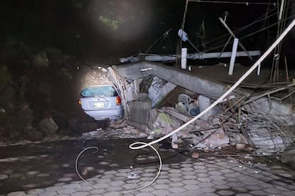 Una casa y un automóvil sepultados por el deslizamiento de tierra en Alausí. 