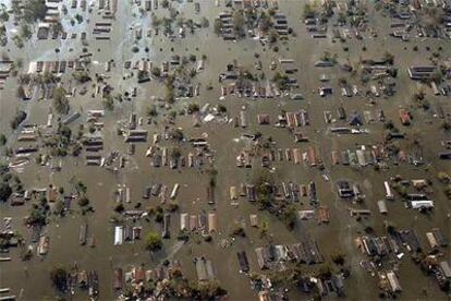 Casas de Nueva Orleans, semicubiertas por las aguas tras el paso del huracán Katrina.