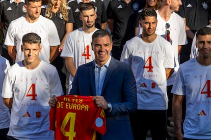 El presidente del Gobierno, Pedro Sánchez, recibe a la selección española este lunes en el Palacio de Moncloa.