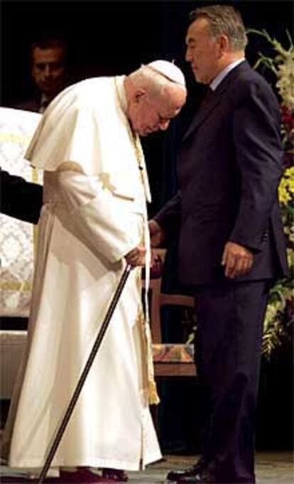 El Papa junto al presidente de Kazajistán, Nursultan Nazarbayeb.