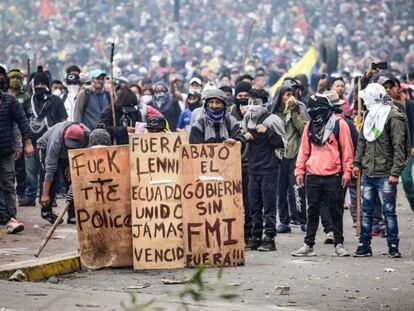 Manifestantes contra o Governo em Quito.