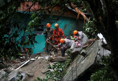 Bombeiros trabalham em uma área desmoronada no Morro da Babilônia, onde duas mortes foram registradas