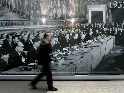 Imagen tomada en 2007 en Bruselas ante una foto de la firma del Tratado de Roma en 1957.