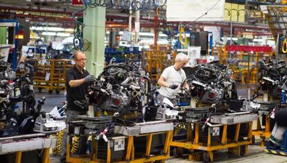 Operadores trabajando en una cadena de montaje de la fábrica barcelonesa de Nissan.