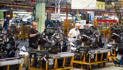 Operadores trabajando en una cadena de montaje de la f&aacute;brica barcelonesa de Nissan.