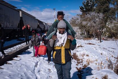 Un hombre carga a su hija sobre sus hombros tras descender de 'La Bestia', conocido como 'El tren de la muerte'.  En seis a?os, la poblacin de migrantes menores en trnsito por Mxico ha aumentado 514%.