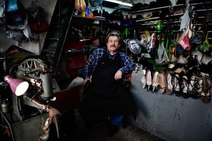 Simeon Simeonidis, un zapatero tradicional, posa en su negocio en el centro de Atenas el 18 de abril de 2018.