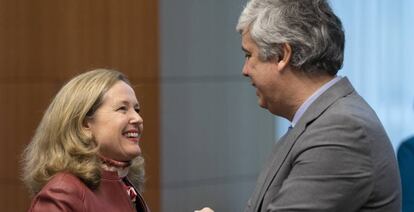 La vicepresidenta económica, Nadia Calviño, conversa con el presidente del Eurogrupo, el portugués Mário Centeno, este lunes en Bruselas. 