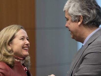 La vicepresidenta económica, Nadia Calviño, conversa con el presidente del Eurogrupo, el portugués Mário Centeno, este lunes en Bruselas. 