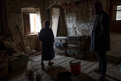 Basilisa Aparicio en el altillo de una de las casas en venta en Fuentes de Nava, el 30 de octubre.