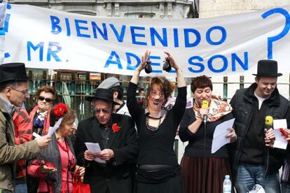 Miembros de la Plataforma Eurovegas No durante la acci&oacute;n que han realizado en la Puerta del Sol.