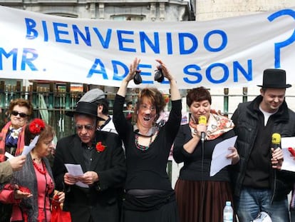 Miembros de la Plataforma Eurovegas No durante la acción que han realizado en la Puerta del Sol.