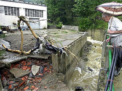 Un vecino del barrio de Narrondo, en Zumaia (Guipúzcoa), observa los destrozos causados por la riada.