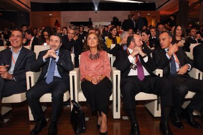 Manuel Mirat, consejero delegado de PRISA Noticias; Josu Jon Imaz, consejero delegado de Repsol; Carmen Vela, secretaria de estado de Investigación, Desarrollo e Innovación; José Luis Sainz, consejero delegado de PRISA, y Juan Gandarias, director territorial de CaixaBank en Madrid.