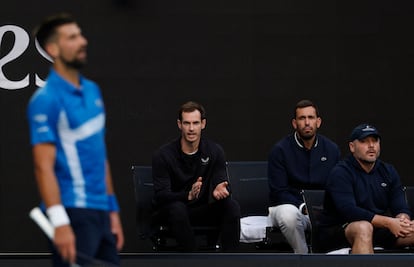 Murray, en el centro, anima a Djokovic durante un partido.