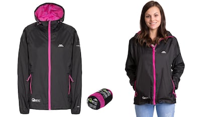 La chaqueta impermeable de la marca Trespass cuenta con varios modelos con colores en contraste.